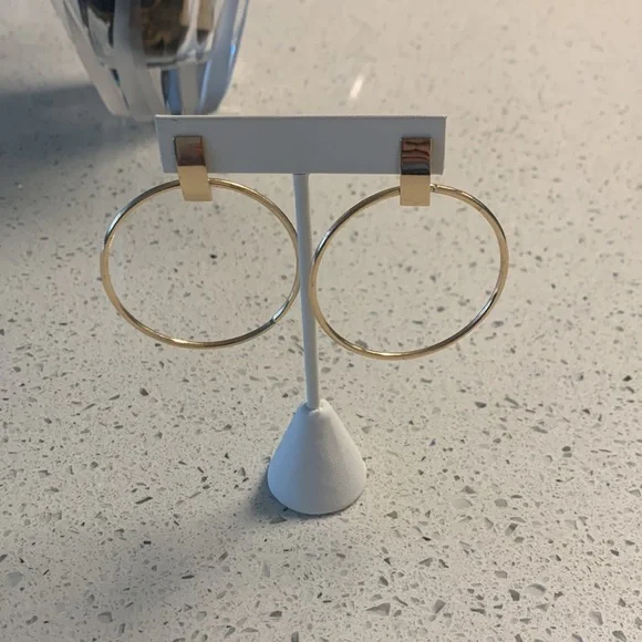 NWT Beautiful Geometric Gold Tone Hoops - Picture 2 of 4